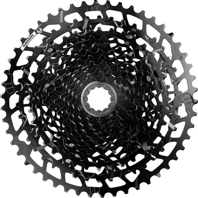SRAM PG-1210 cassette voor fiets, metalen tandwielen en versnellingen, zwart en zilverkleurig, close-up van de cassette onderdelen
