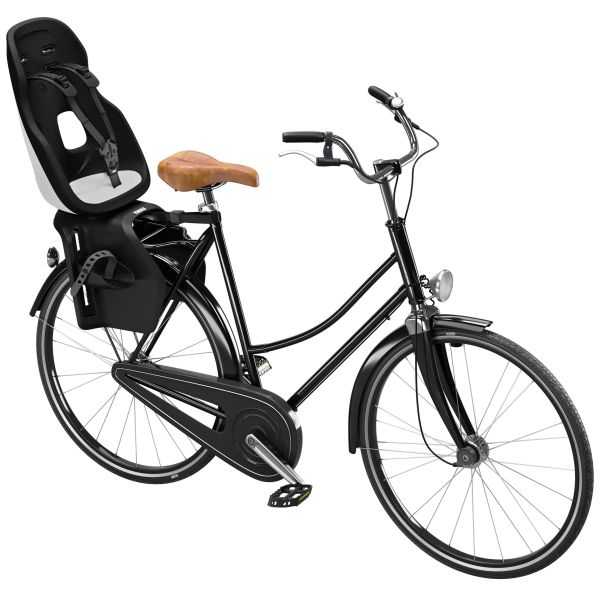 Fietsstoeltje Thule Yepp Nexxt 2 Maxi achterdragerbevestiging op fiets, geschikt voor veilig kinderzitje.