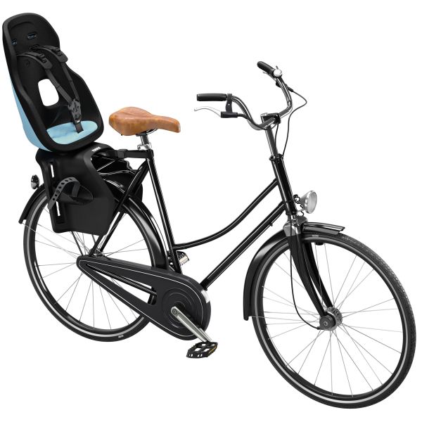 Fietsstoeltje Thule Yepp Nexxt 2 Maxi achterzitje bevestigd op fietsdrager, geschikt voor kindertransport.