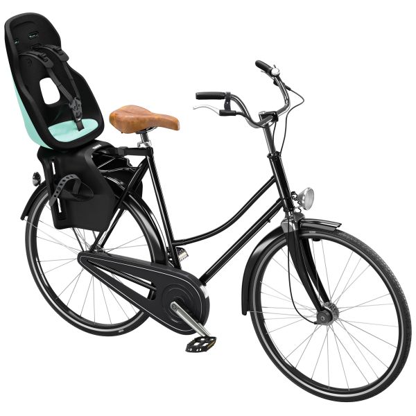 Fietsstoeltje Thule Yepp Nexxt 2 Maxi achter op drager bevestigd, veilig en comfortabel voor kinderen.