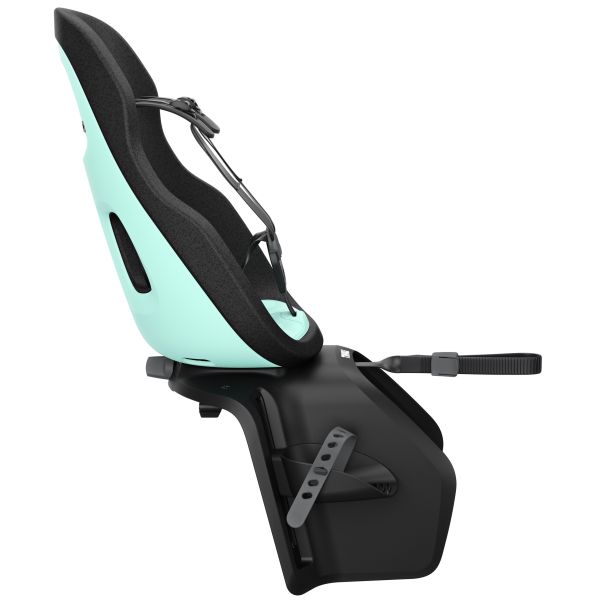 Thule Yepp Nexxt 2 Maxi achterzitje voor fiets, bevestigd op drager, met zwart zadel en veiligheidsgordel.
