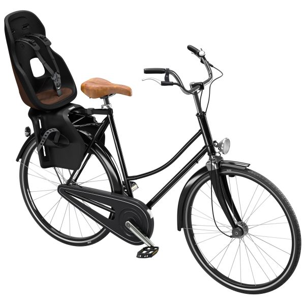 Fietsachterzitje Thule Yepp Nexxt 2 Maxi bevestigd op drager, comfortabel en veilig voor kindertransport op de fiets.