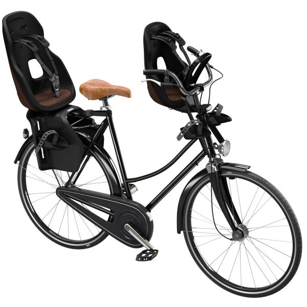 Thule Yepp Nexxt 2 Maxi achterzitje voor fiets, bevestiging op drager, zichtbaar op zwart frame met ketting en achterlicht.
