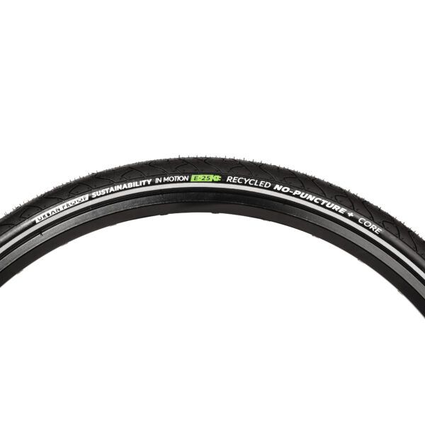 Urban Proof gerecyclede 3 mm core buitenband voor stadsfietsen, reflecterend en geschikt voor e-bikes, zichtbaar op de fiets.