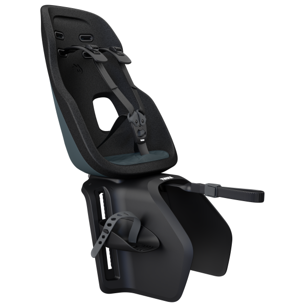 Lichtgewicht Thule Yepp Nexxt 2 Maxi achterfietsstoeltje voor kinderen, bevestigd op de drager, met veiligheidsriemen en zwart frame.