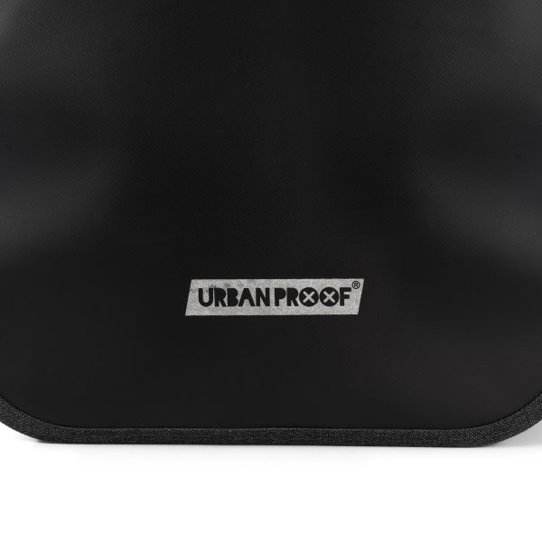 Zwarte Urban Proof District recyclebare fietstas, enkelmodel, 20 liter inhoud, geschikt voor stadsfietsen.