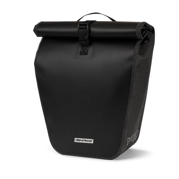 Zwarte Urban Proof District gerecyclede fietstas voor één band, 20 liter inhoud, zichtbaar op afbeelding.