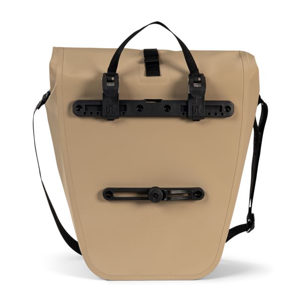 Zwarte Urban Proof stormfiets tas van 20 liter, recyclebaar en waterdicht, voor transport op een fiets.
