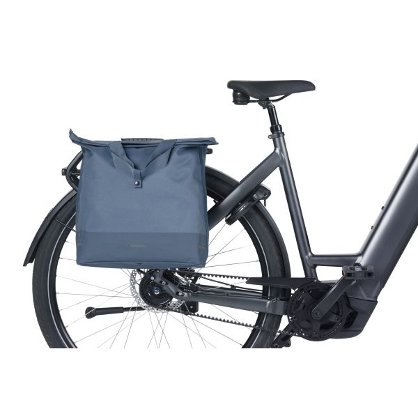 Basil Mara Evo 17-19 liter fietstas enkel met MIK-haken, waterbestendig en duurzaam voor fietsaccessoires.