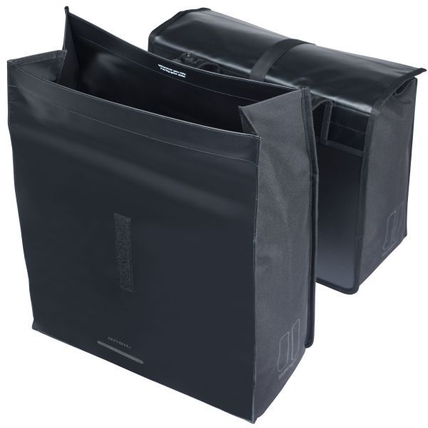 Dubbele Basil Urban Load Pro MIK fietstassen in zwart, geschikt voor bagagedragers van 50-64 liter, met reflecterende details.