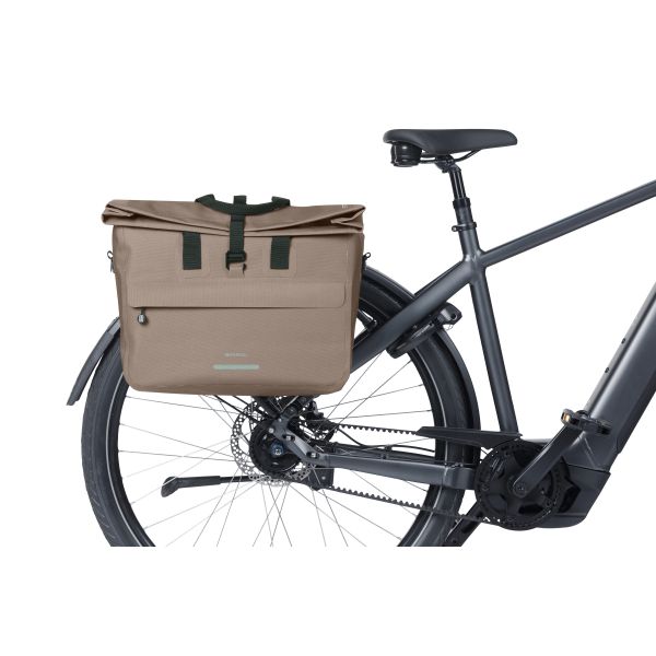 Basil Urban Dry Neo enkele fietstas voor kantoortoepassingen, waterdicht en geschikt voor 23-26 liter bagage, zwart en stevig.