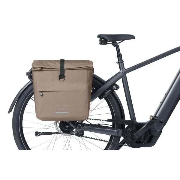 Basil Urban Dry Neo dubbele fietstas met 46-52 liter capaciteit, waterdicht en geschikt voor fietsers.