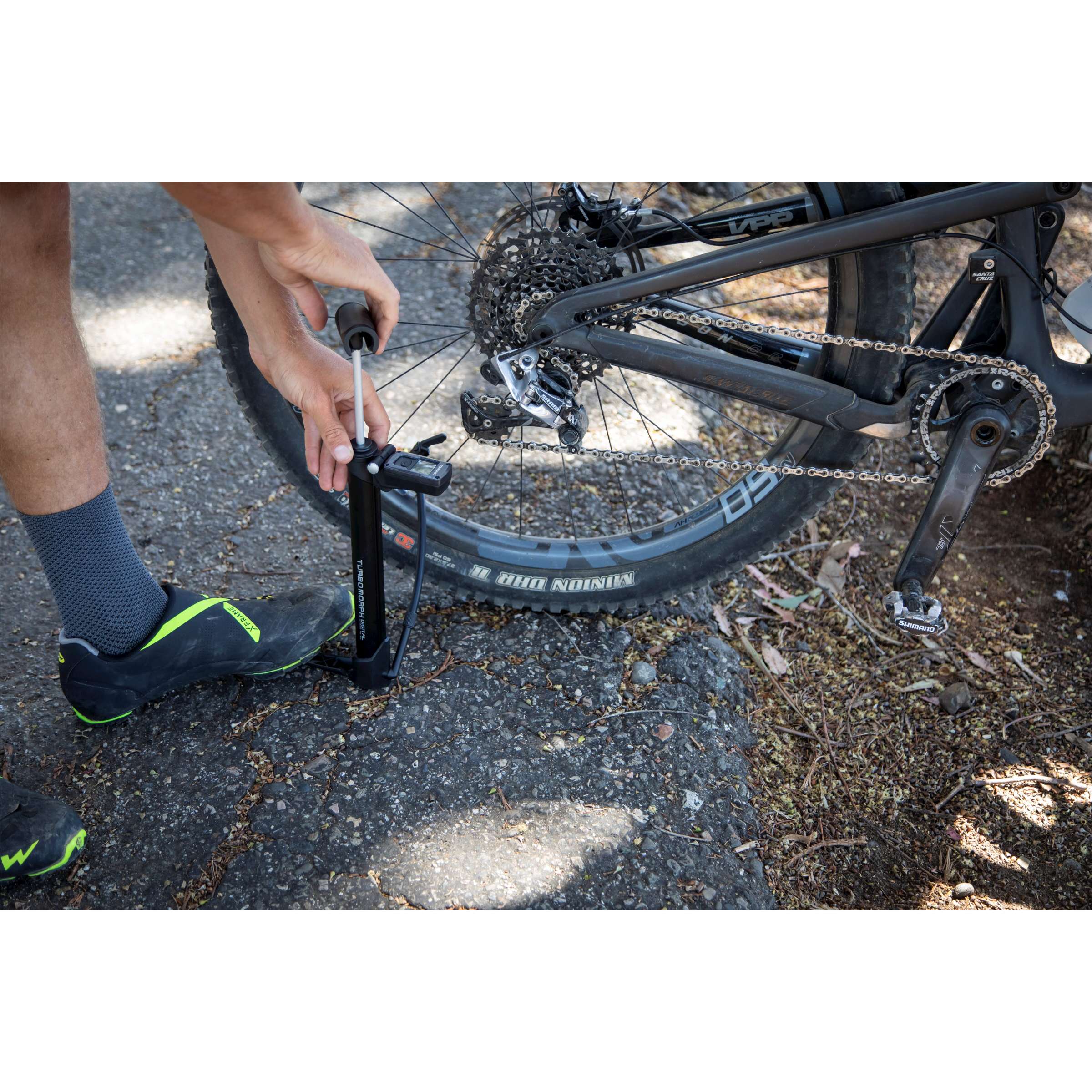 Topeak Minipomp Turbo Morph Digital, compacte fietspomp met digitale drukmeter en verstelbare functies, zwart en rood ontwerp