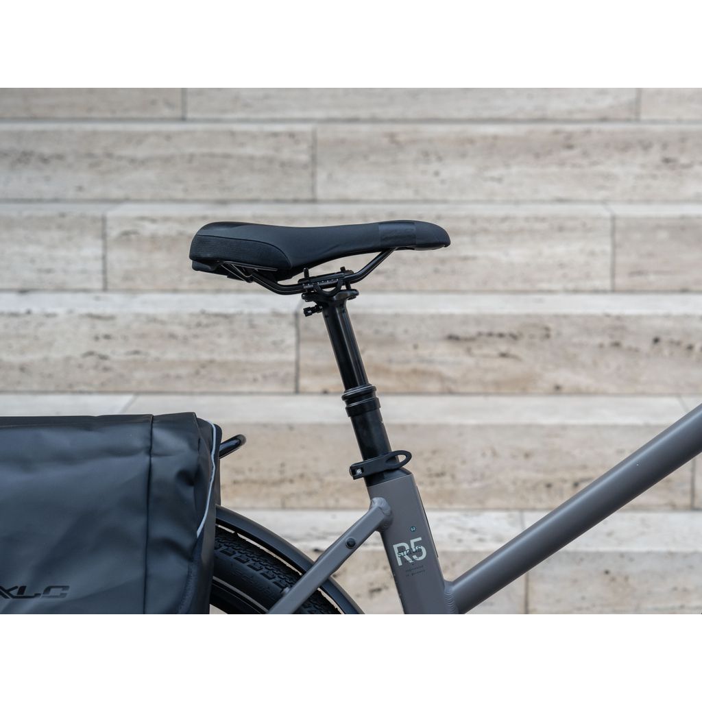 Zwarte XLC Sp-S13 verende dropper zadelpen met aluminium constructie en remote bediening, zichtbaar in detail.