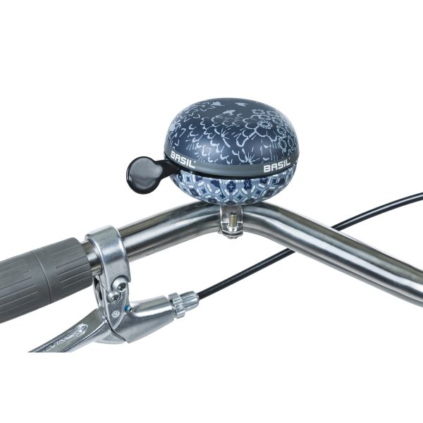 Basil Bohème fietsbel 80 mm Ding-Dong, ronde zwart metalen fietsbel met belletje, zichtbaar op de fiets.