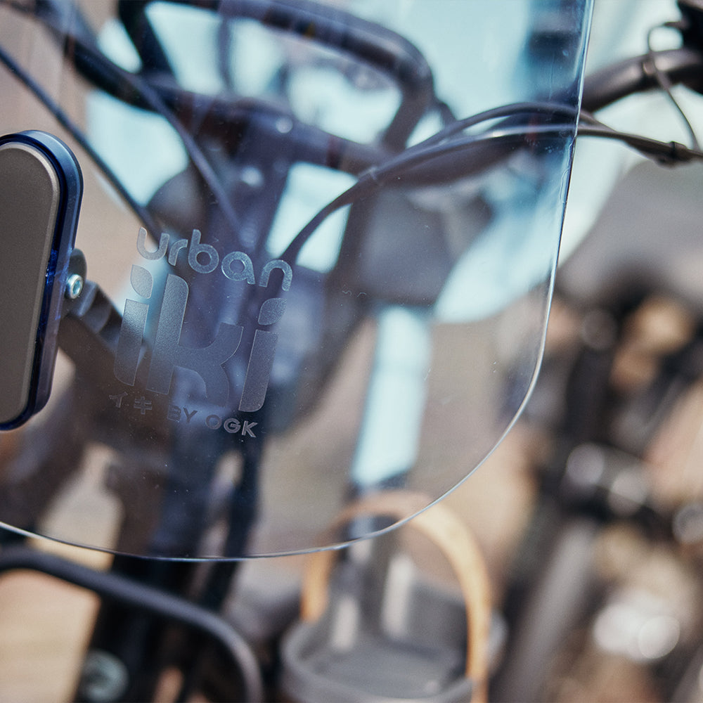 Urban Iki windscherm voor fietskar, transparant en weerbestendig, beschermt tegen wind en regen tijdens het fietsen.