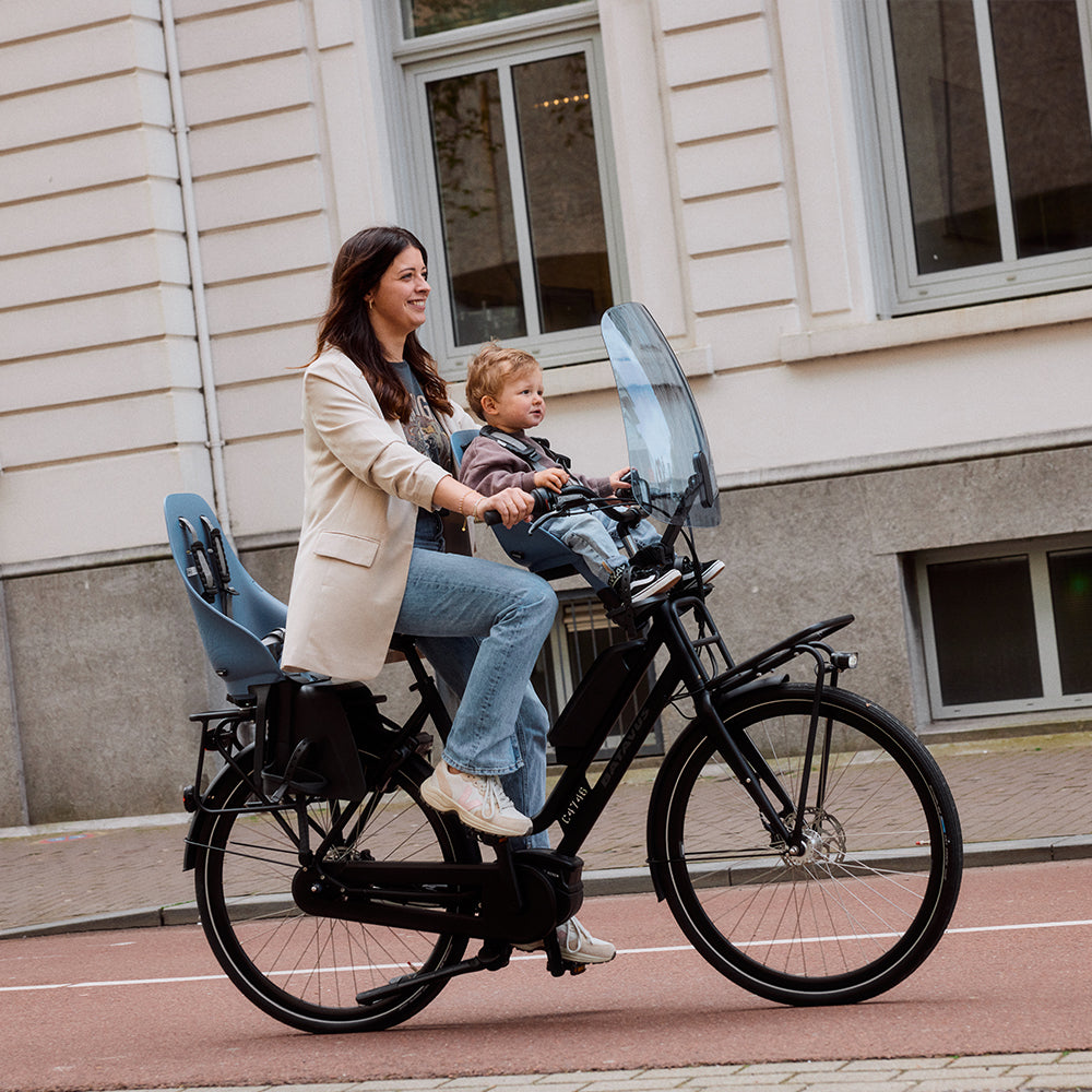Urban Iki Ta-ke fietsstoeltje voor kinderen, stevig en comfortabel, bevestigd op een fiets voor veilig kindertransport.