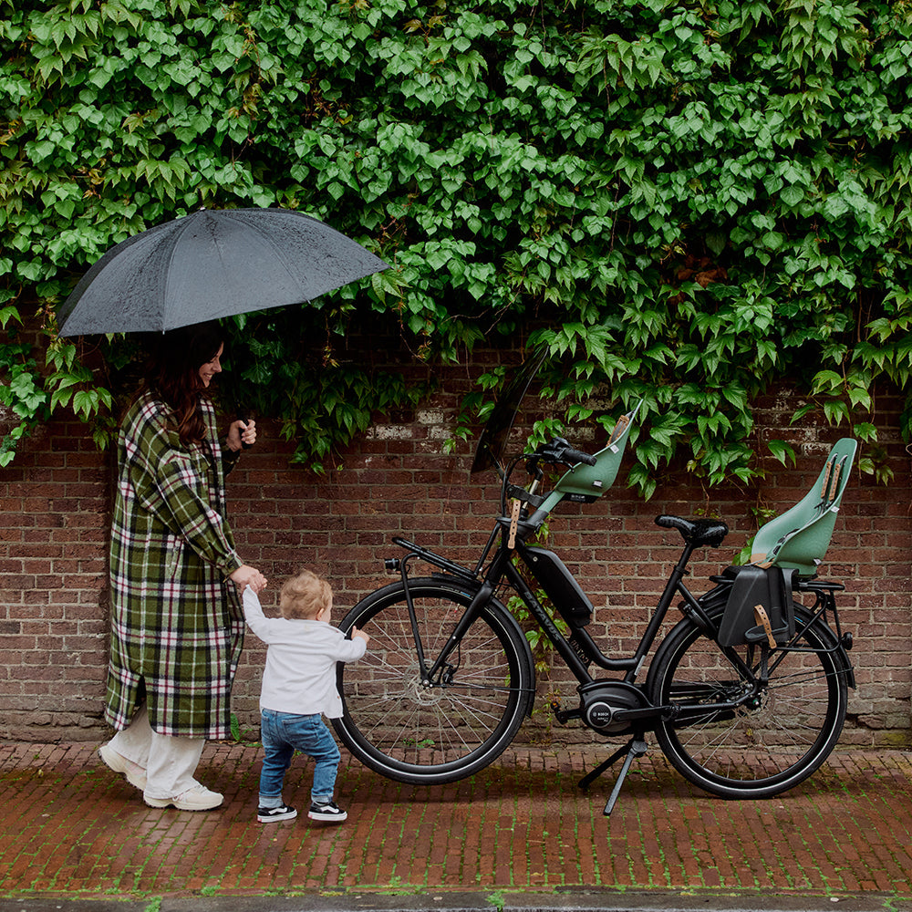 Urban Iki fietsstoeltje Ta-ke voor kinderfiets, stevig en comfortabel, zichtbaar op de afbeelding.