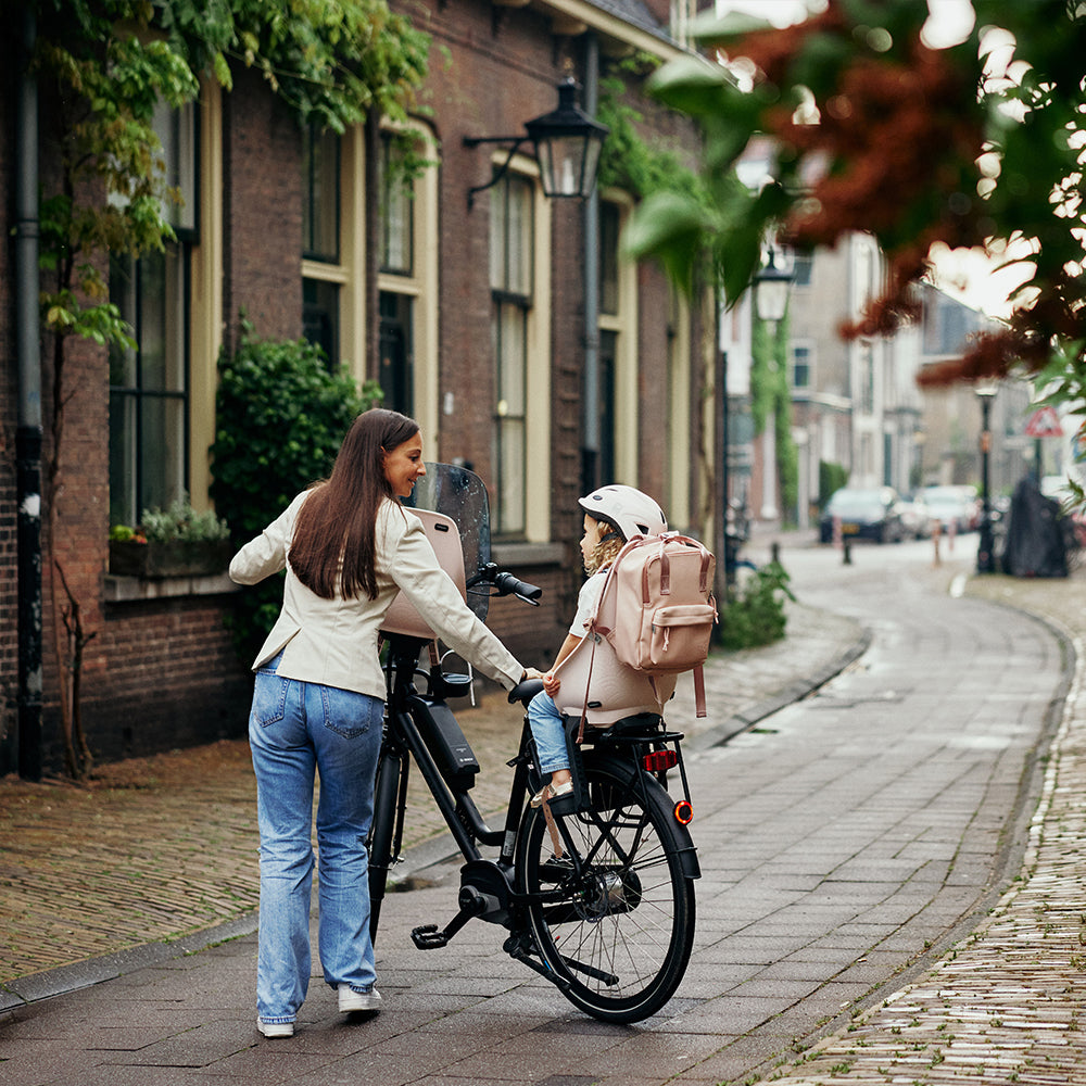 Urban Iki achterzitje voor fiets met dragerbevestiging, geschikt voor veilige fietstochten, zwart gekleurd en compact ontworpen.