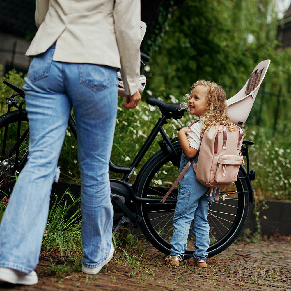 Urban Iki achterzitje Ta-ke MIK HD voor fiets, comfortabel en veilig achterop voor kinderen, zwart kleur en verstelbare zitting.