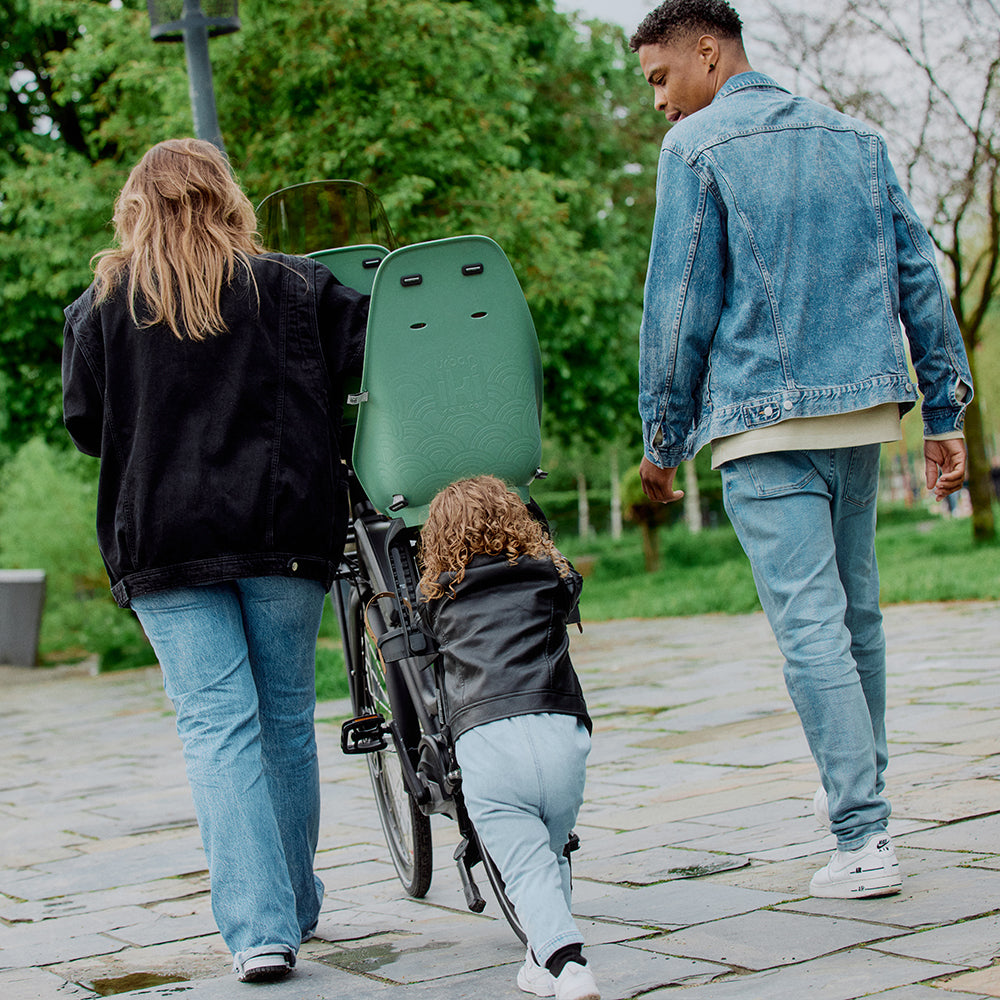Urban Iki achterzitje voor fiets, framebevestiging, comfortabel en veilig kinderzitje op de fiets in een neutrale setting