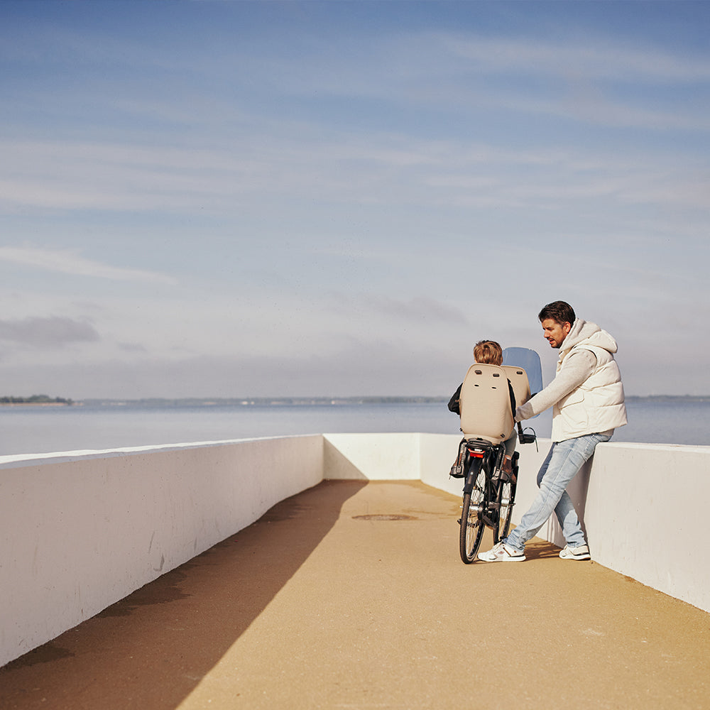 Urban Iki achterzitje Ta-ke MIK HD voor fiets met verstelbare, comfortabele zitpositie en veilige bevestiging op de achterdrager.
