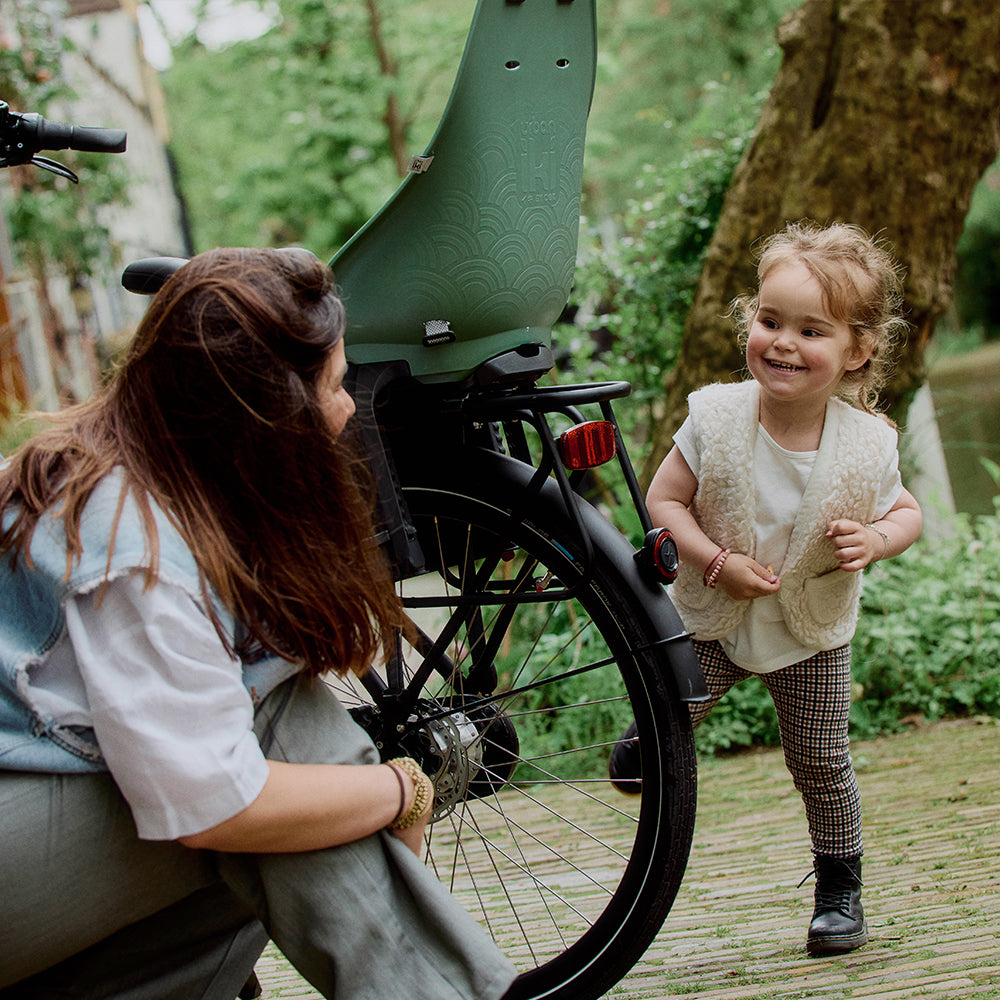 Urban Iki achterzitje Ta-ke MIK HD voor fiets achter, zwart met verstelbare veiligheidsriemen en comfortabele zitting.