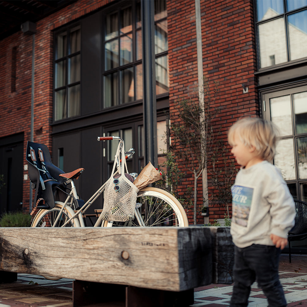 Urban Iki achterfietsstoeltje U-me Easyfix met rugleuning en bevestigingsbeugel, geschikt voor veilig kindertransport op de fiets.