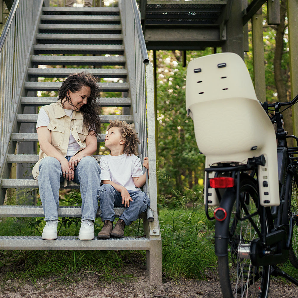 Urban Iki achterfietsstoel U-me MIK HD, comfortabel en veilig zitje voor achter op de fiets, met stevige bevestiging en rugleuning.
