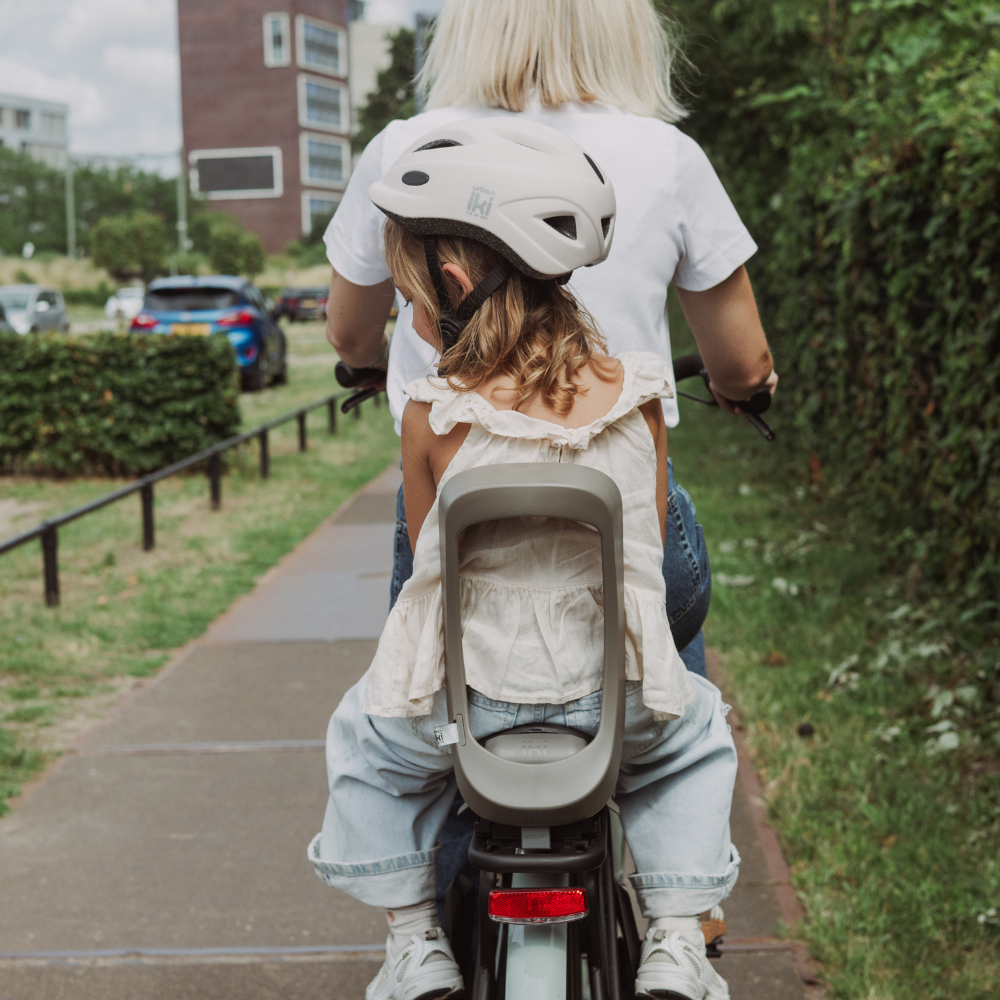 Fietsstoeltje achter voor junior van Urban Iki MIK HD, comfortabel en veilig voor jonge kinderen op de fiets.