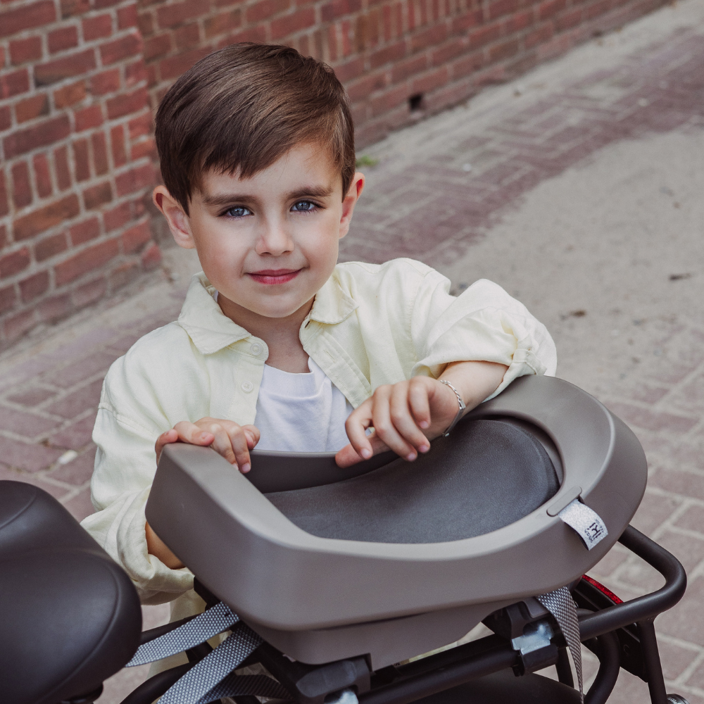 Urban Iki junior fietsstoeltje achter zonder montagekader, compact en comfortabel voor jonge kinderen op de fiets.