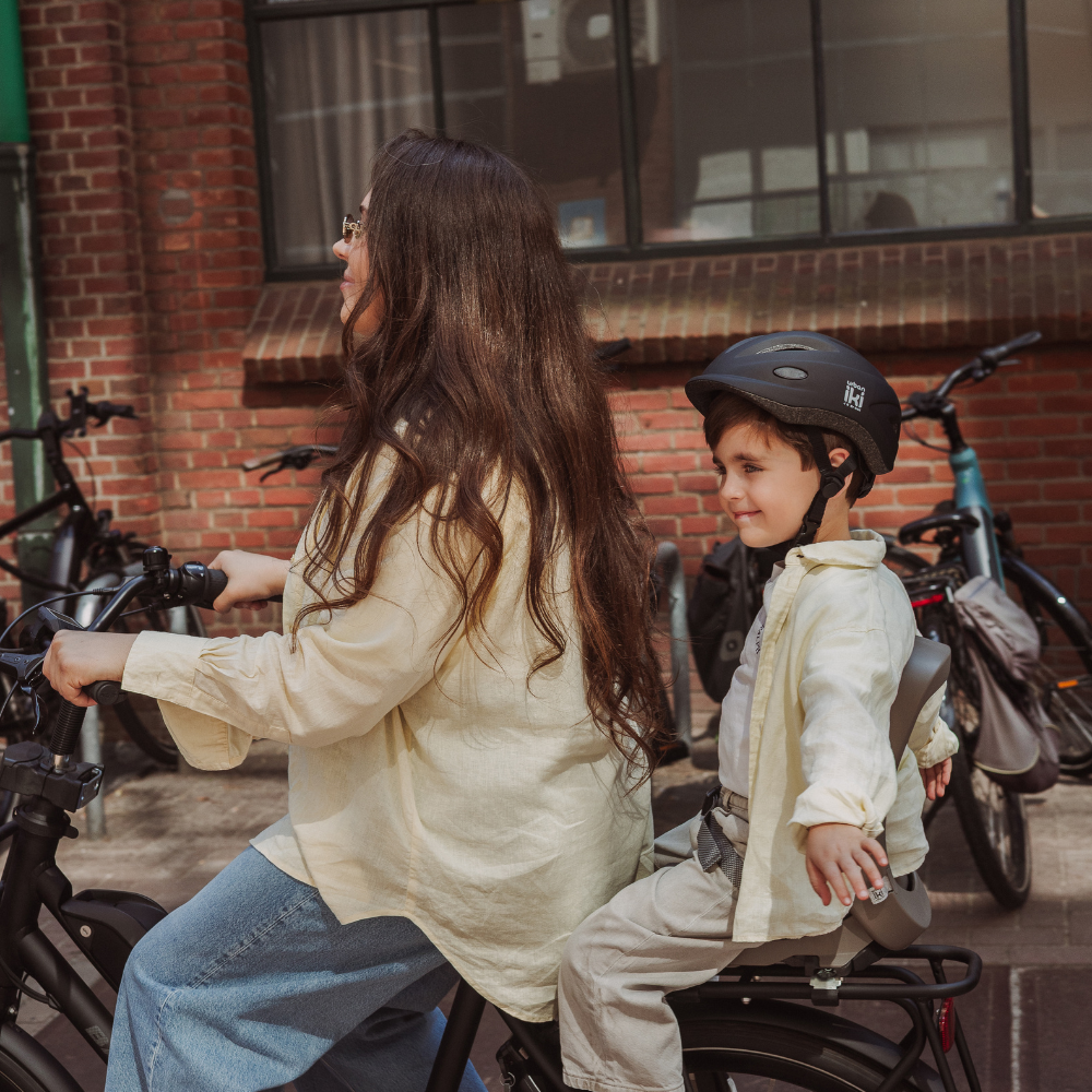 Urban Iki Junior fietszitje achter zonder montagekader, comfortabel kinderfietsstoeltje met veiligheidsriemen en zachte bekleding.