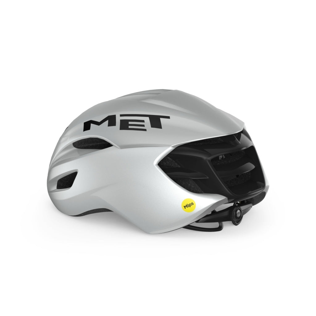 Racefiets helm van MET Manta Mips met aerodynamisch ontwerp en ventilatieopeningen, geschikt voor wielrenners.