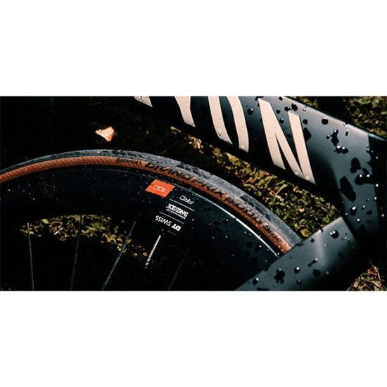 Continental Grand Prix 5000 S Vouwband racefiets band, tubeless ready, met zwart loopvlak en reflecterende zijwanden.