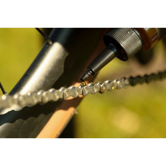 Airolube kettingolie biologisch afbreekbare smeermiddelen voor kettingen, heldere fles met olie, close-up van product en label