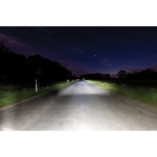 Axa NXT e-bike koplamp 6-12V met geïntegreerde reflector, zwart met helder licht, zichtbaar op een fiets.