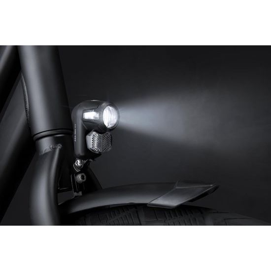 Zwarte Axa Nox City 4 Lux koplamp met batterij, geschikt voor stadsfietsen, duidelijk zichtbaar op de afbeelding