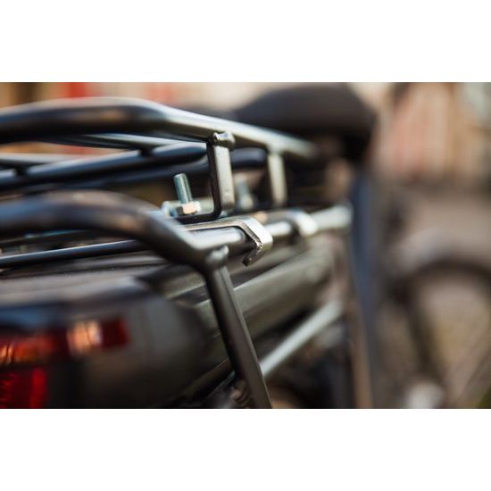 Steco universele bagagedrager voor E-bike, capaciteit 25 kg, zwart metalen frame met bevestigingspunten.