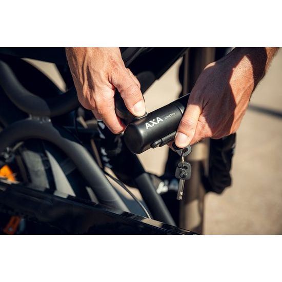 Zwart Axa Linq Pro kettingslot ART 3 met stevige metalen ketting en slotmechanisme voor beveiliging van fietsen