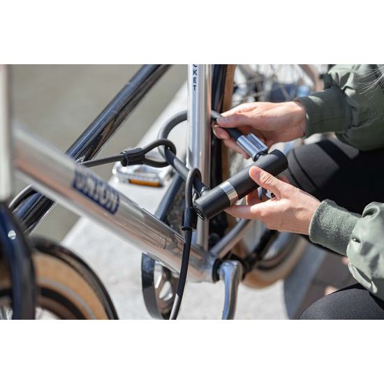 Zwarte Axa Newton Mini U-slot beugelslot en kabel, stevige beveiligingsoplossing voor fietsen.