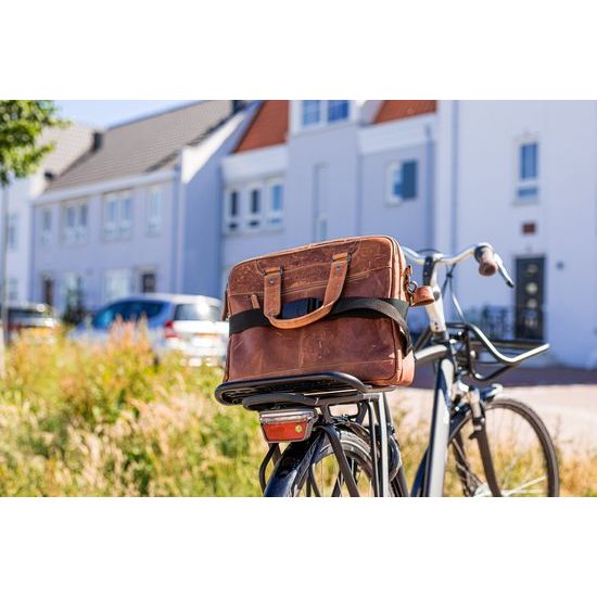 Steco Commuter Mee MZW bagagedragerverbreder bevestigd op een fiets, vergroot de bagagedrager voor extra bagage.