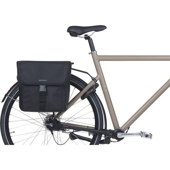 Basil Go dubbele fietstas 32 liter waterafstotend met reflecterende details, geschikt voor fietsers, bevestigd aan bagagedrager.