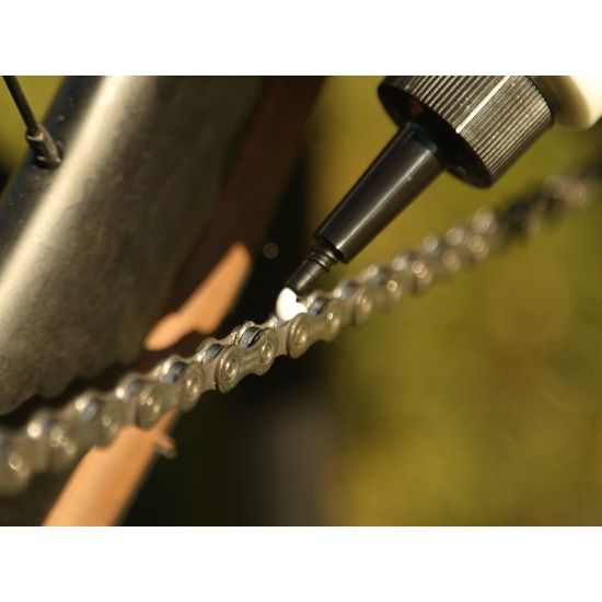 Airolube Chainwax kettingwax, biologisch afbreekbaar smeermiddel voor fietsen en kettingen, in een fles met gele dop.