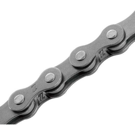 Donkere zilveren KMC Z1 Narrow EPT fietsketting voor single speed, 1/2" x 3/32", 112 schakels, zichtbaar op de afbeelding