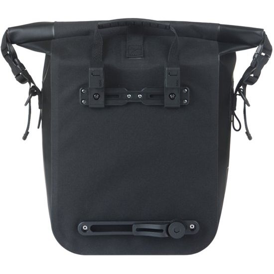 Zwarte Basil Navigator waterproof enkele fietstas met 12-15 liter inhoud, geschikt voor fietsaccessoires.