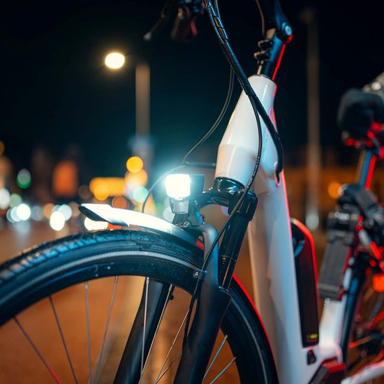 Axa NXT koplamp voor e-bike, 6-12V, met geïntegreerde reflector, helder wit licht en stevige montage.