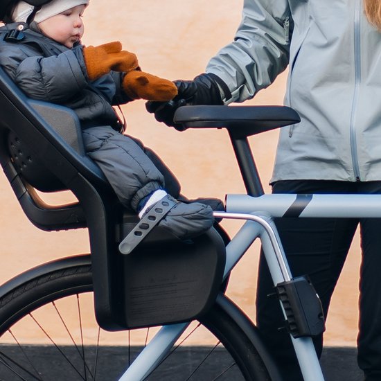 Zwarte Thule Yepp Nexxt Maxi montagebeugel met snelkoppeling voor fietsaccessoires, zichtbaar op de afbeelding.