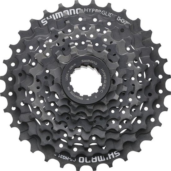 Shimano Altus HG31 8-speed cassette voor fiets, zichtbaar met metalen tanden en bevestigingsring op een neutrale achtergrond.
