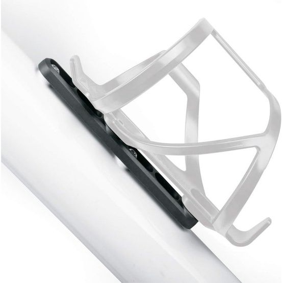 Zwarte SKS bidonhouder cage adapter van polycarbonaat voor fiets, geschikt voor shifter en bidonhouder.