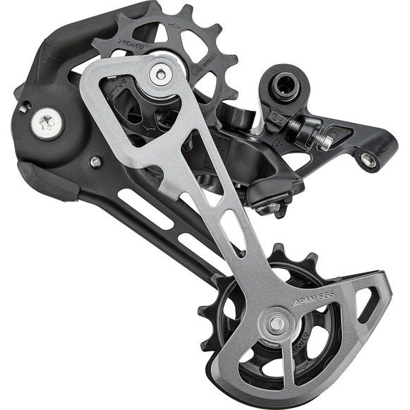 Shimano SLX M7100 12-speed achterderailleur met direct mount in zwart, bevestigd aan een fietsframe.